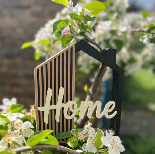 Dekoschild &bdquo;Home&ldquo; im modernen Hausdesign